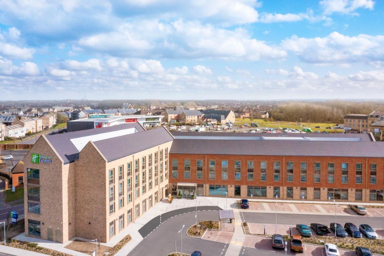 Holiday Inn Express Cambridge West - Cambourne By Ihg Zewnętrze zdjęcie
